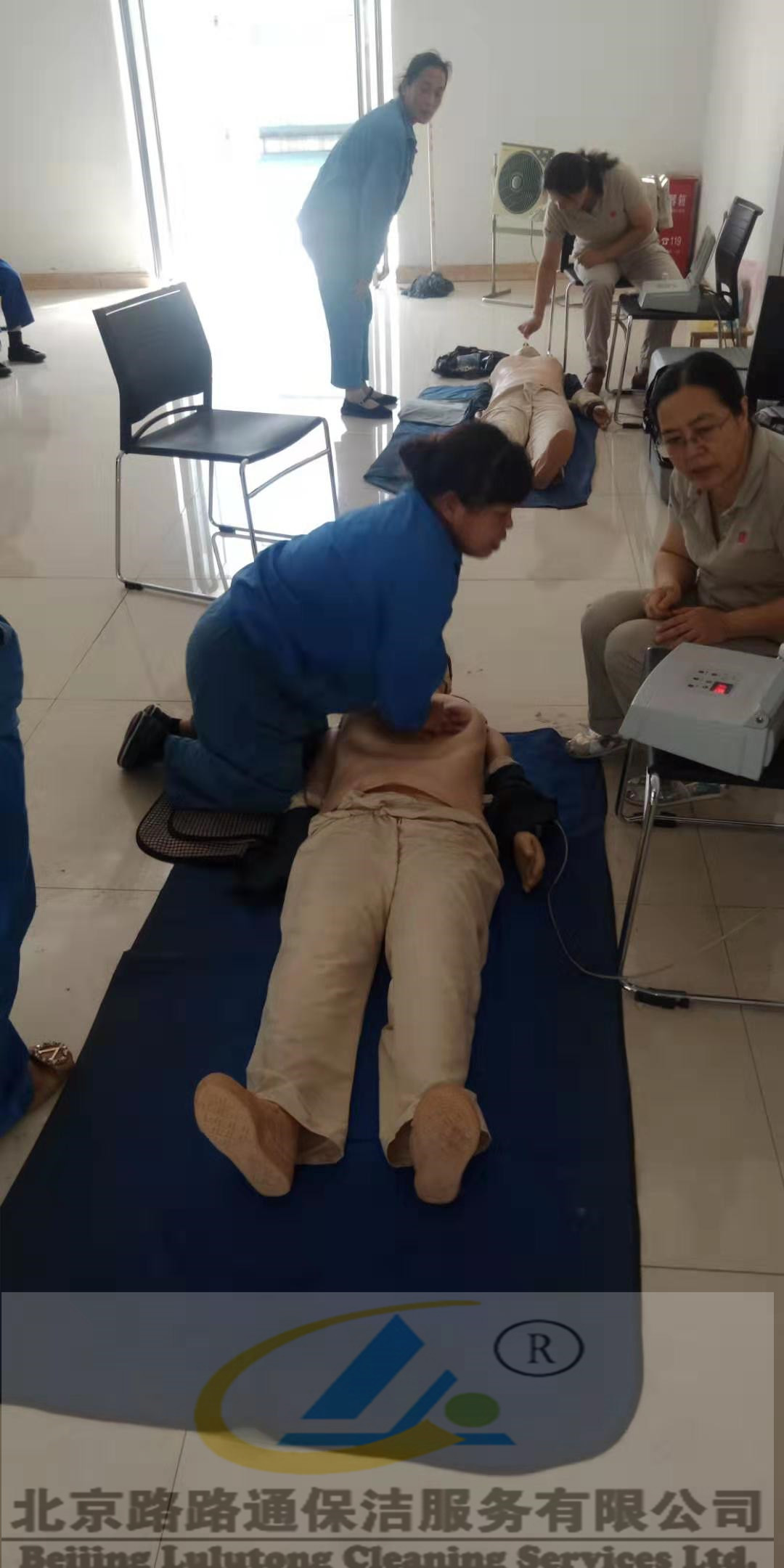 員工參加急救實(shí)操學(xué)習(xí)(圖4)