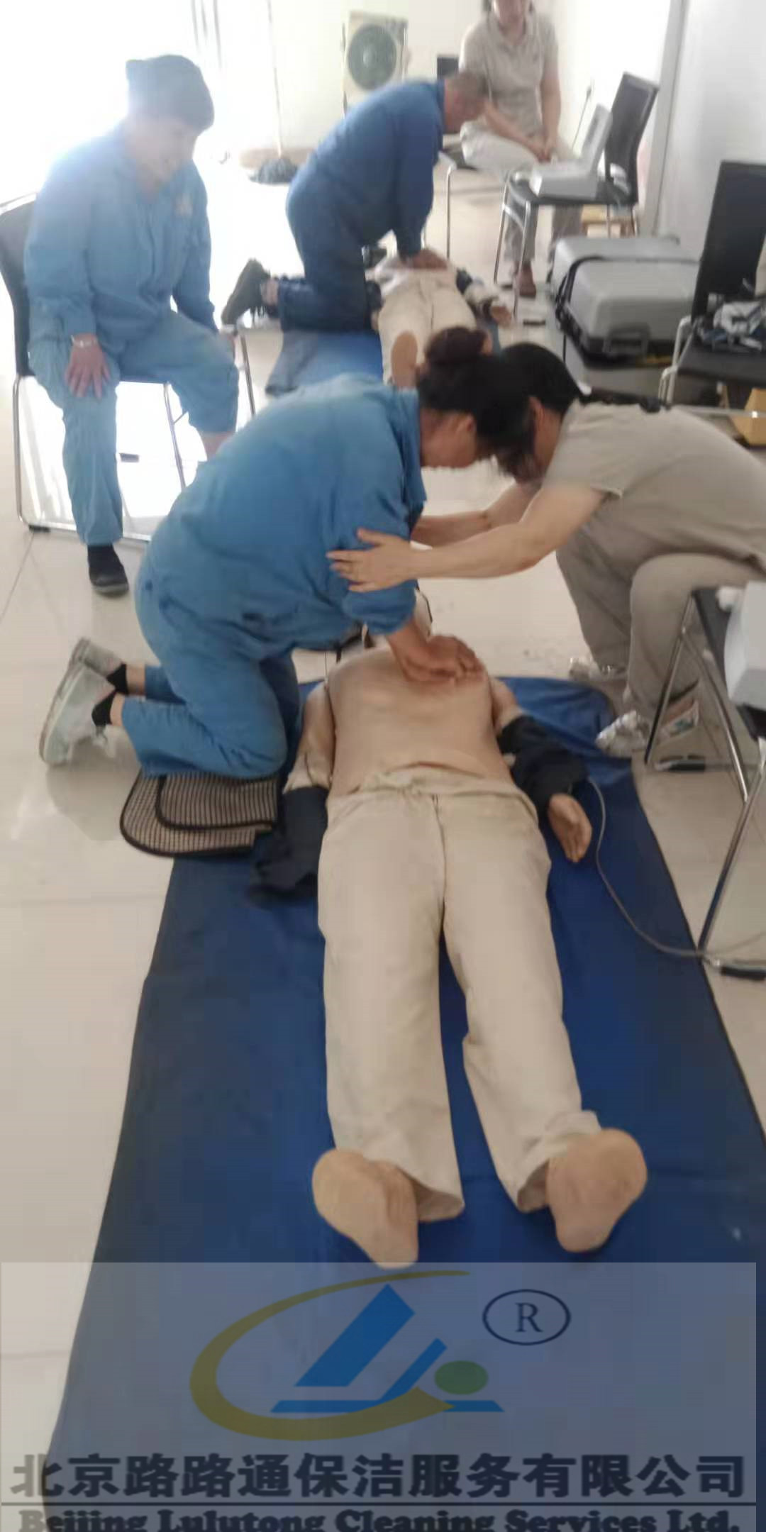 員工參加急救實(shí)操學(xué)習(xí)(圖5)